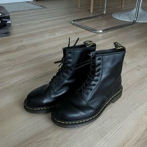 Sold / Dr. Martens 1460 smooth leather lace up boots